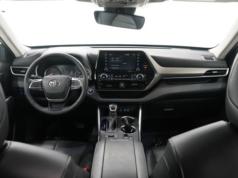 Used 2022 Toyota Highlander XLE image 14