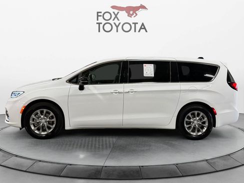 Used 2026 Chrysler Pacifica Limited FWD image 3
