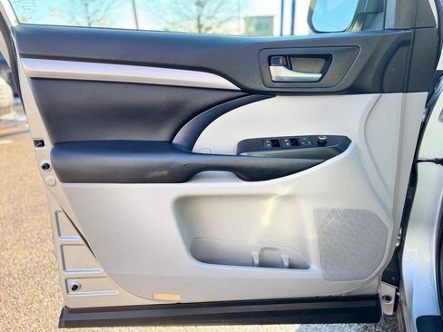 Used 2018 Toyota Highlander XLE image 11