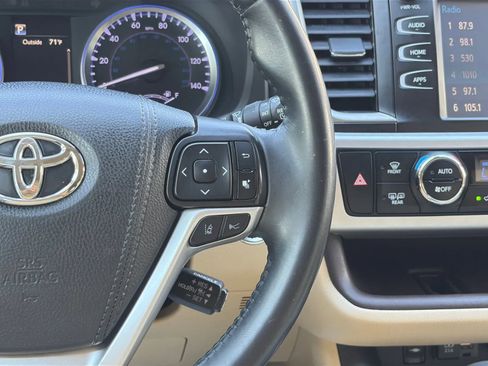 Used 2019 Toyota Highlander XLE AWD/4WD image 32