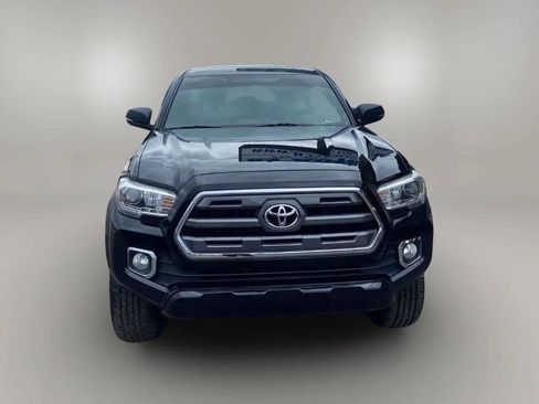 Used 2016 Toyota Tacoma Limited image 2
