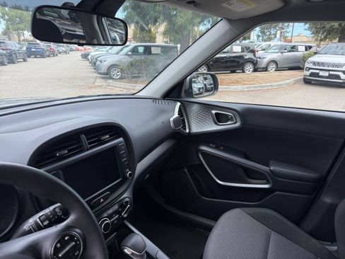 Used 2025 Kia Soul LX w/ LX Technology Package FWD image 31