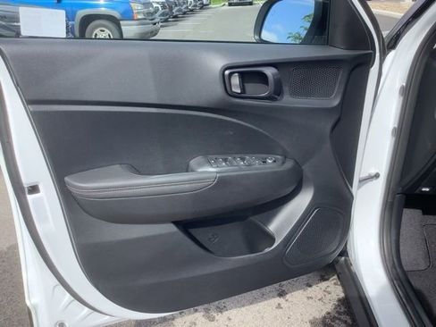 Used 2025 Hyundai Venue Limited image 27