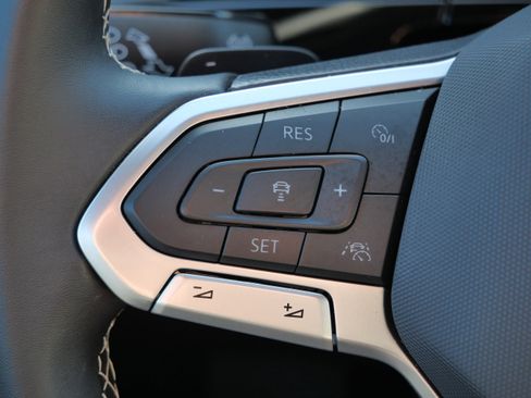 Certified 2025 Volkswagen Atlas Cross Sport SE image 33