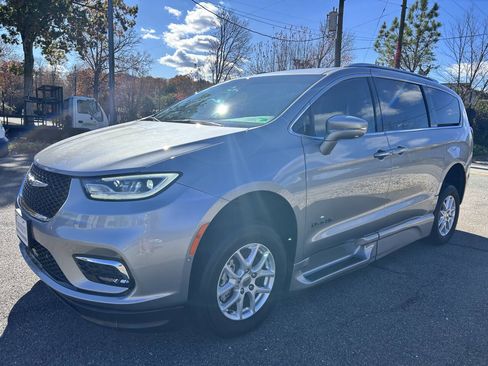Used 2021 Chrysler Pacifica Touring-L w/ Premium & Safety Sphere Group image 12
