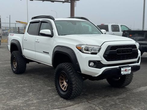 Used 2020 Toyota Tacoma TRD Off-Road image 10
