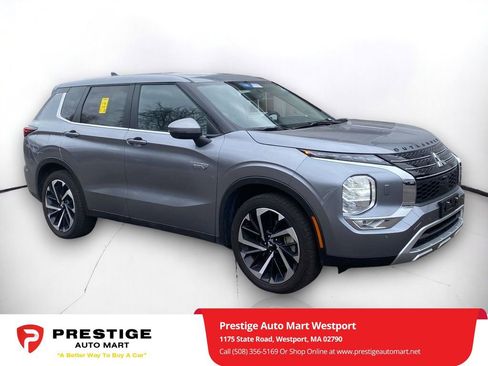 Used 2024 Mitsubishi Outlander SE image 1