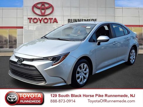 Certified 2025 Toyota Corolla LE FWD image 3