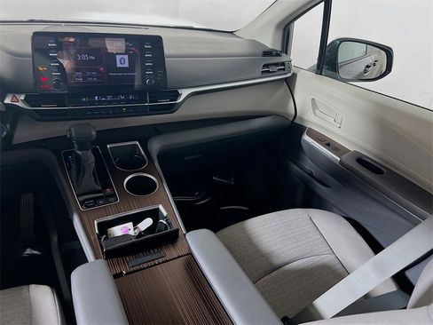 Certified 2024 Toyota Sienna LE image 21