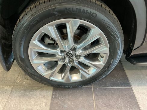 Used 2023 Toyota Highlander Limited AWD/4WD image 7