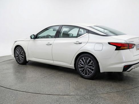 Used 2025 Nissan Altima 2.5 SV FWD image 6