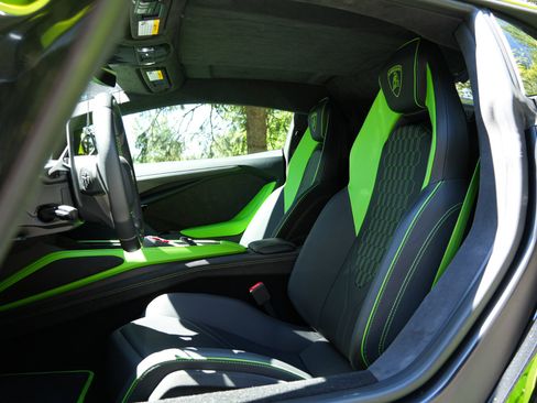 Used 2025 Lamborghini Revuelto AWD/4WD image 10