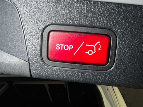 Certified 2025 Mercedes-Benz GLB 250 4MATIC image 17