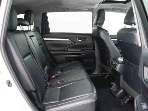 Used 2019 Toyota Highlander XLE AWD/4WD image 12