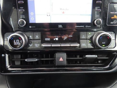 Used 2021 Toyota Highlander XSE FWD image 29