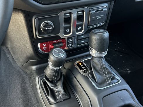 New 2025 Jeep Wrangler Rubicon w/ Convenience Group AWD/4WD image 19