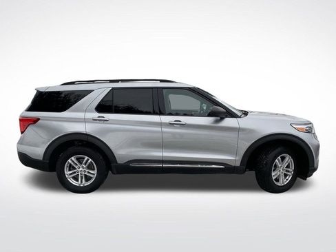 Used 2020 Ford Explorer XLT image 2