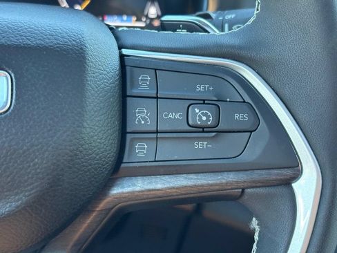 Used 2024 Jeep Grand Cherokee Limited w/ Black Appearance Package AWD/4WD image 18