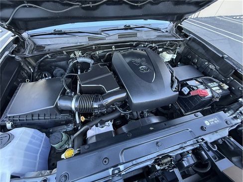 Used 2016 Toyota Tacoma SR5 w/ SR5 Appearance Package (SN) image 21