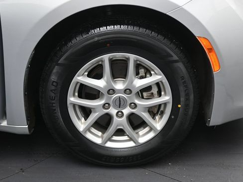 Used 2022 Chrysler Voyager LX FWD image 33