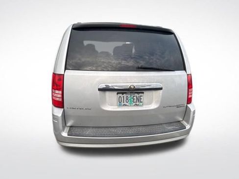 Used 2010 Chrysler Town & Country Touring image 7