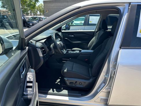 Used 2025 Nissan Rogue SV FWD image 29