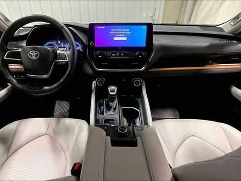 Certified 2024 Toyota Grand Highlander AWD image 16