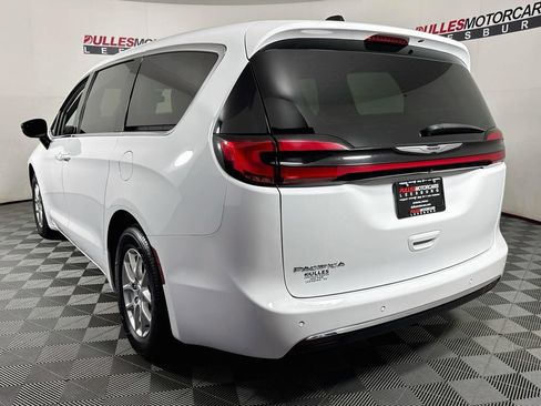 Used 2024 Chrysler Pacifica Touring-L FWD image 5