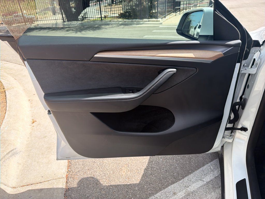 Used 2023 Tesla Model Y Long Range AWD/4WD image 18