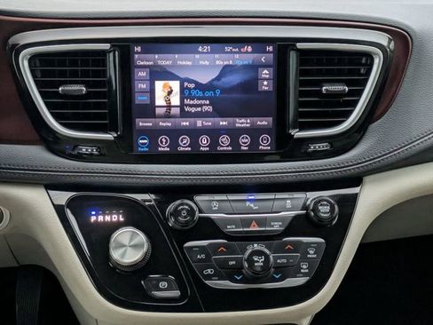 Used 2019 Chrysler Pacifica Limited image 21