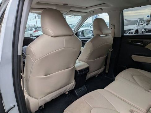 Used 2023 Toyota Highlander Limited image 17