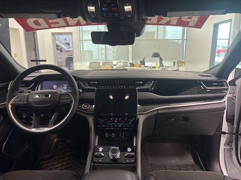 Used 2024 Jeep Grand Cherokee Trailhawk w/ Luxury Tech Group III AWD/4WD image 14