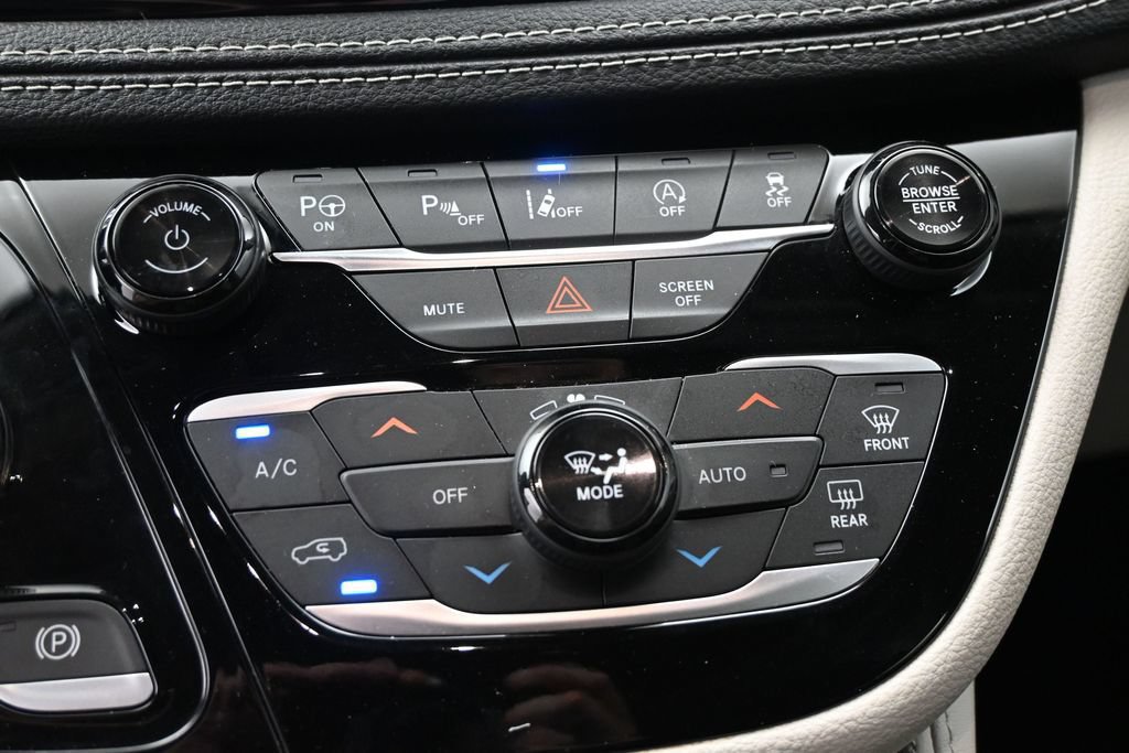 Used 2022 Chrysler Pacifica Limited AWD/4WD image 9