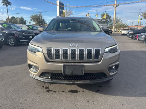 Used 2019 Jeep Cherokee Latitude w/ Cold Weather Group image 2