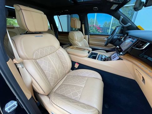 Used 2025 Jeep Grand Wagoneer Series III AWD/4WD image 35