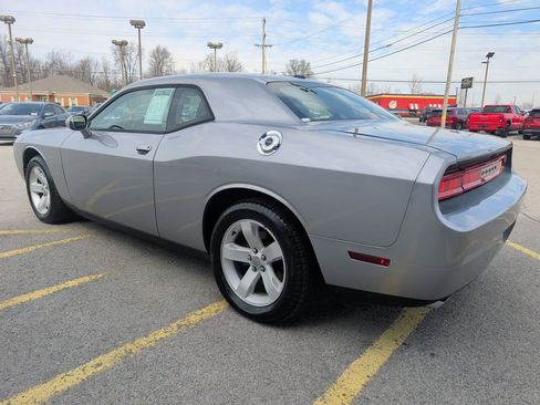 Used 2014 Dodge Challenger SXT RWD image 5
