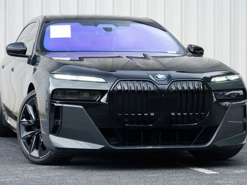 Used 2023 BMW i7 xDrive60 w/ Executive Package 2 AWD/4WD image 4