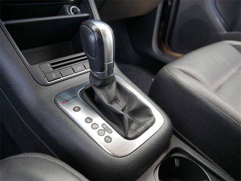 Used 2011 Volkswagen Tiguan SE image 30
