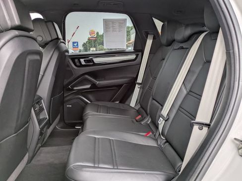 Used 2022 Porsche Cayenne AWD/4WD image 14