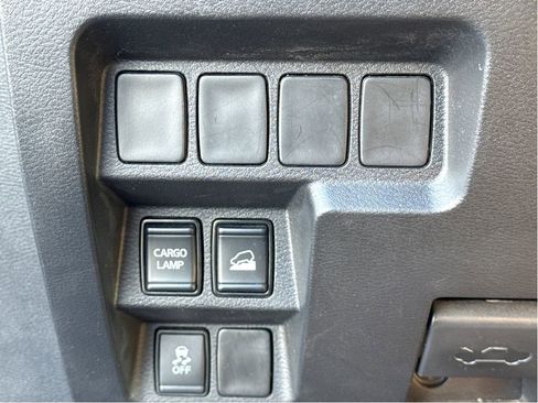 Used 2024 Nissan Frontier SV image 12