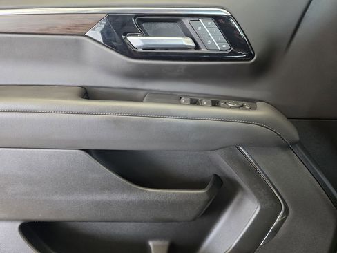 Used 2025 Chevrolet Tahoe Z71 AWD/4WD image 17