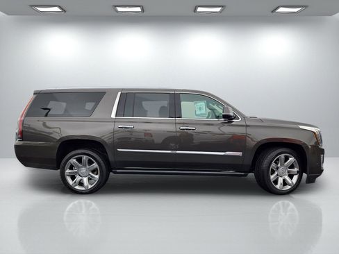 Used 2020 Cadillac Escalade ESV Premium Luxury image 3