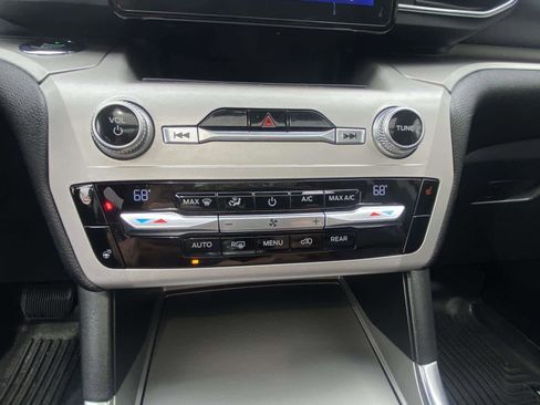 Used 2020 Ford Explorer XLT w/ Equipment Group 202A AWD/4WD image 19