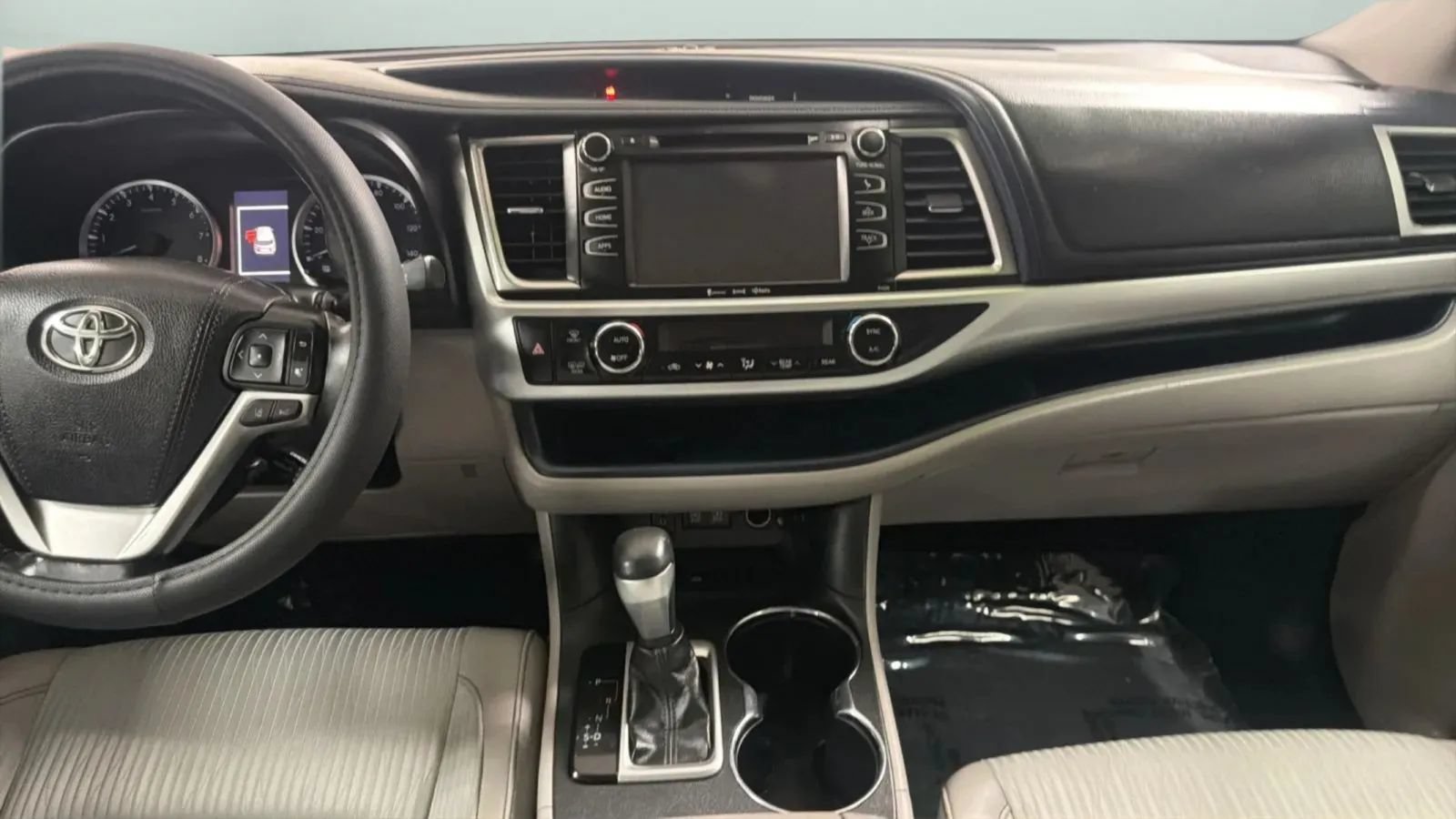 Used 2017 Toyota Highlander Plus FWD image 15