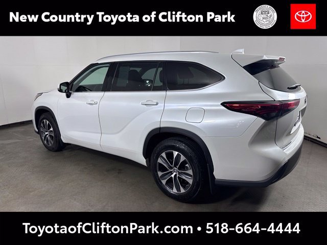 Used 2022 Toyota Highlander XLE AWD/4WD image 5