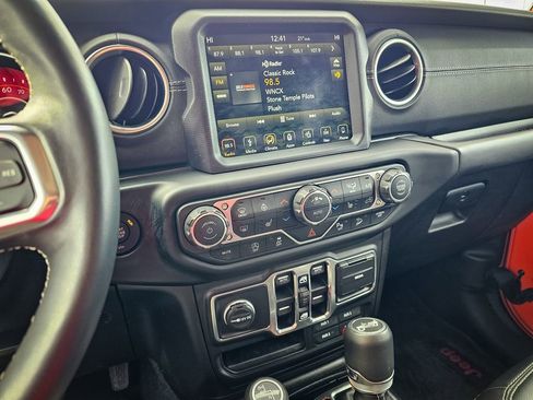 Used 2018 Jeep Wrangler Unlimited Sahara image 19