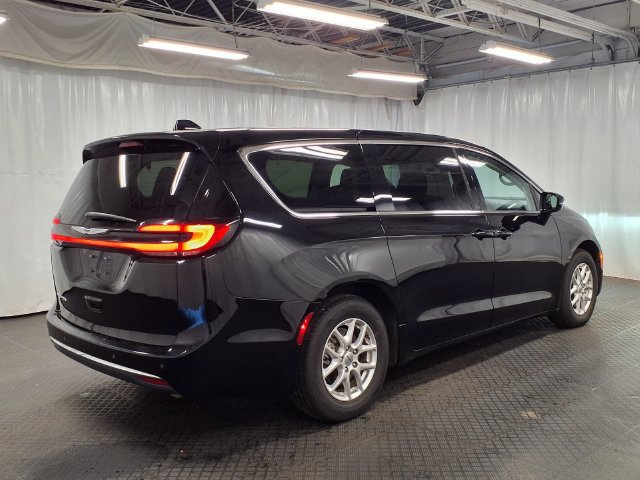 Used 2024 Chrysler Pacifica Touring-L FWD image 6