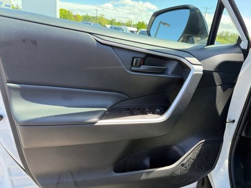 Used 2021 Toyota RAV4 LE AWD/4WD image 27