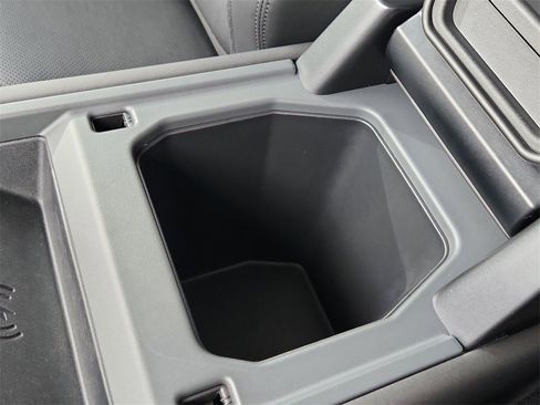 Used 2025 Land Rover Defender 110 S image 19