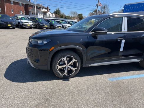 New 2025 Volkswagen Tiguan SE image 2